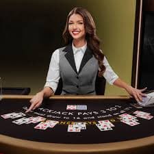 Streamer profesional rog77 memandu putaran Monopoly Live di studio multi-kamera
